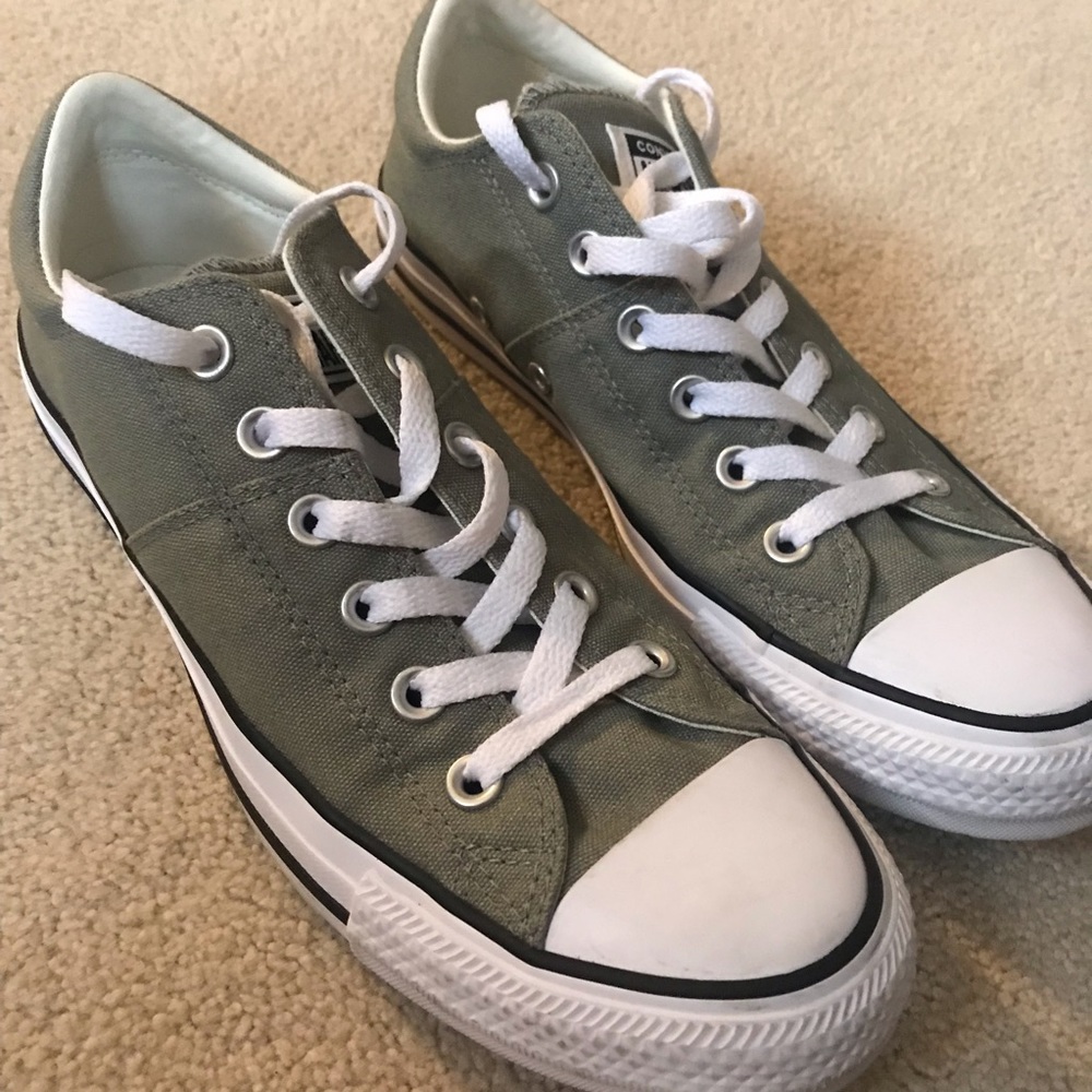Size 9 women’s olive converse! 👟